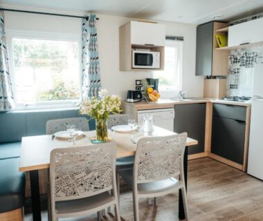 Coin repas et kitchenette dans le Mobil Home XXL 4 chambres au Domaine du Koukano
