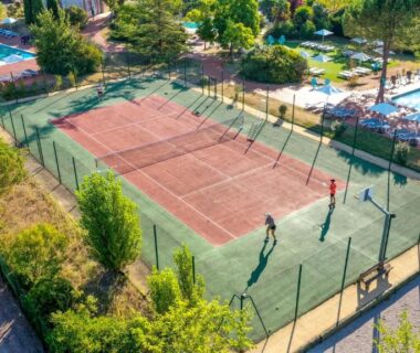 Vue aérienne des terrains de tennis et des piscines au Mobil Home XXL 4 chambres Camping Tarn Domaine du Koukano