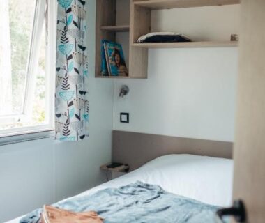 Chambre avec lit étagères et fenêtre dans le Mobil Home XXL 4 chambres – Camping du Quinquis
