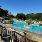 Piscine extérieure avec transats et bar en bois du Mobil Home XXL 4 chambres Camping du Quinquis