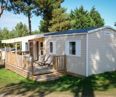 Terrasse en bois avec chaises longues devant le Mobil Home XXL 4 chambres du Camping du Quinquis