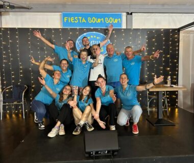Scène avec équipe en t-shirts bleus au Mobil Home XXL 4 chambres Camping du Quinquis