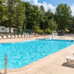 Piscine extérieure bordée de chaises longues au Mobil-Home à Camiers Sainte Cécile