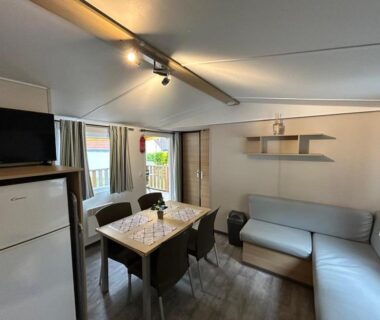 Séjour avec table et canapé dans le Mobil-Home à Camiers Sainte Cécile
