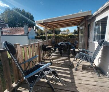 Terrasse en bois avec table et chaises sous pergola du Mobil-Home à Camiers Sainte Cécile