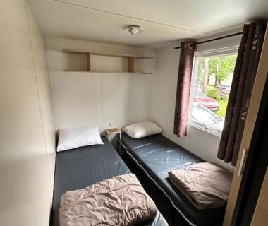Chambre avec deux lits simples dans le Mobil-Home à Camiers Sainte Cécile