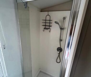 Cabine de douche avec porte vitrée dans le Mobil-Home à Camiers Sainte Cécile