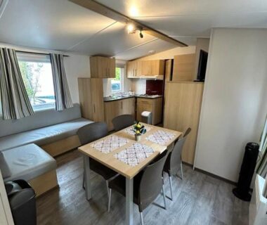 Salon avec coin repas et kitchenette dans le Mobil-Home à Camiers Sainte Cécile