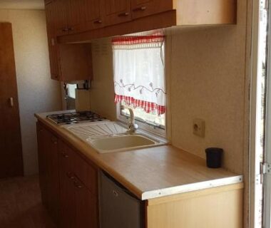 Cuisine aménagée dans le Mobil Home à la ferme en Provence