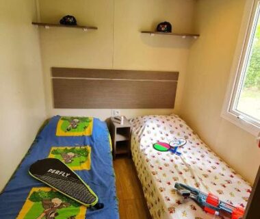 Chambre avec deux lits simples et jouets dans le Mobil Home au calme Camping 4 Cadenet