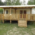 Terrasse en bois et façade du Mobil Home au calme Camping 4 Cadenet