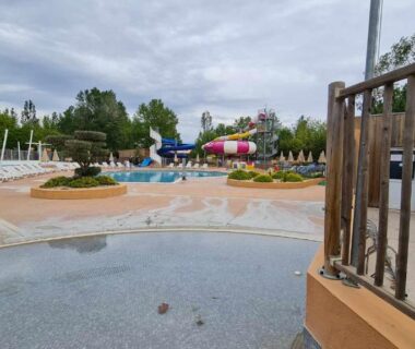 Espace piscine avec toboggans et transats au Mobil Home au calme Camping 4 Cadenet