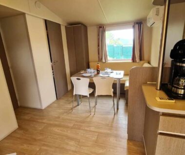 Intérieur avec coin repas et kitchenette du Mobil Home au calme Camping 4 Cadenet