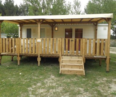 Terrasse en bois et façade du Mobil Home au calme Camping 4 Cadenet