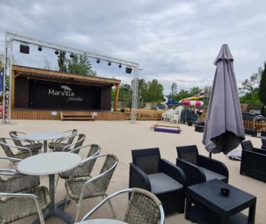 Espace extérieur avec tables chaises parasol et salons de jardin au Mobil Home au calme Camping 4 Cadenet