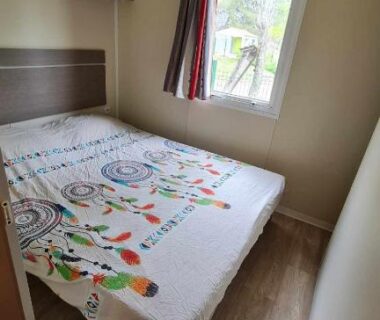 Chambre avec lit double et fenêtre dans le Mobil Home au calme du Camping 4 Cadenet