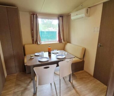 Coin repas intérieur avec table dressée dans le Mobil Home au calme Camping 4 Cadenet