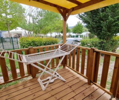 Terrasse en bois avec chaise longue pliante du Mobil Home au calme Camping 4 Cadenet