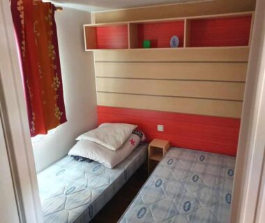 Chambre avec deux lits simples dans le Mobil Home avec spacieuse terrasse à Meschers proche de Royan