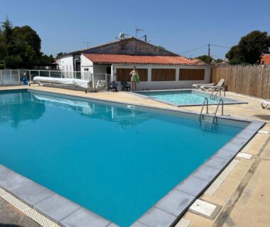 À Meschers piscine extérieure et chaises longues au Mobil Home avec spacieuse terrasse à Meschers proche de Royan