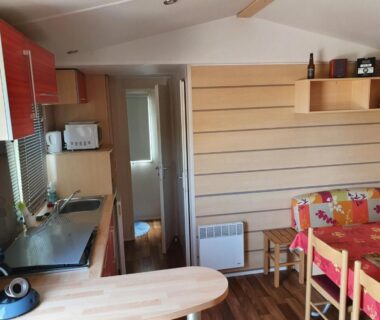 Intérieur kitchenette et coin repas du Mobil Home avec spacieuse terrasse à Meschers proche de Royan