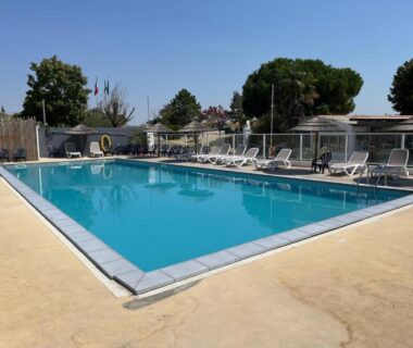 Piscine extérieure avec transats au Mobil Home avec spacieuse terrasse à Meschers proche de Royan