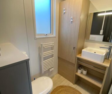 Salle d'eau avec lavabo toilettes et fenêtre du Mobil Home camping La Civelle