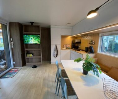 Intérieur avec coin repas et kitchenette du Mobil Home camping La Civelle