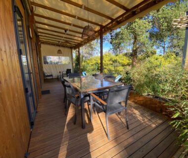 Terrasse en bois avec table et chaises du Mobil Home camping La Civelle