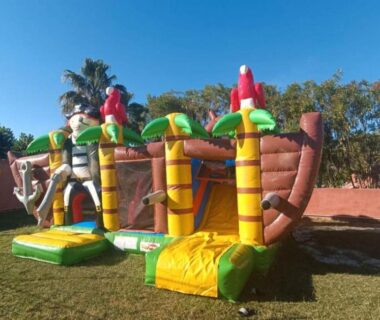 Espace vert avec structure gonflable en forme de bateau pirate au Mobil Home camping l'escale