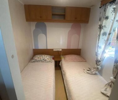 Chambre avec deux lits simples dans le Mobil Home du camping l'escale