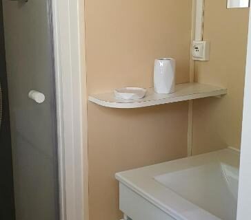 Salle de bains avec lavabo et douche du Mobil Home climatisé 6 personnes