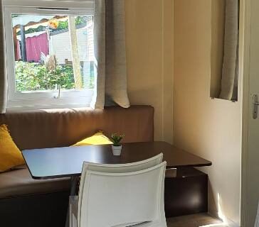 Coin repas et banquette dans le Mobil Home climatisé 6 personnes