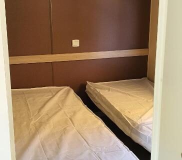 Chambre avec deux lits simples dans le Mobil Home climatisé 6 personnes