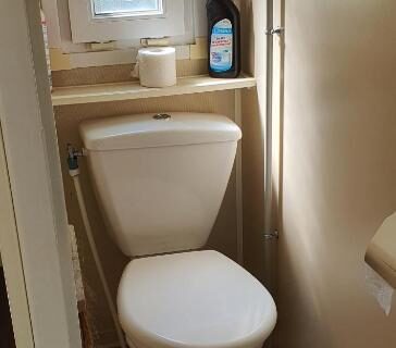 WC compact dans le Mobil Home climatisé 6 personnes