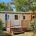 Façade et terrasse en bois du Mobil Home climatisé 6 personnes