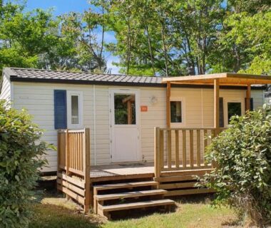 Façade et terrasse en bois du Mobil Home climatisé 6 personnes