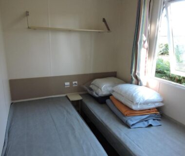 Chambre avec deux lits et fenêtre du Mobil-Home climatisé 6p Lac de Mimizan-Aureilhan Rivages des Landes 4 étoiles