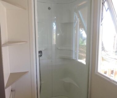 Salle de bain avec cabine de douche dans le Mobil-Home climatisé 6p Lac de Mimizan-Aureilhan Rivages des Landes 4 étoiles