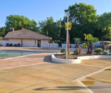 Piscine avec bassins et terrasse au Mobil-Home climatisé 6p Lac de Mimizan-Aureilhan Rivages des Landes 4 étoiles