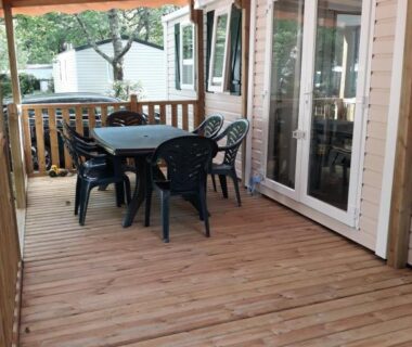 Terrasse couverte avec table et chaises du Mobil-Home climatisé 6p Lac de Mimizan-Aureilhan Rivages des Landes 4 étoiles
