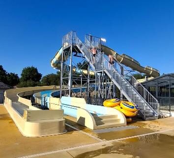 Piscine extérieure avec toboggans au Mobil-Home climatisé 6p Lac de Mimizan-Aureilhan Rivages des Landes 4 étoiles