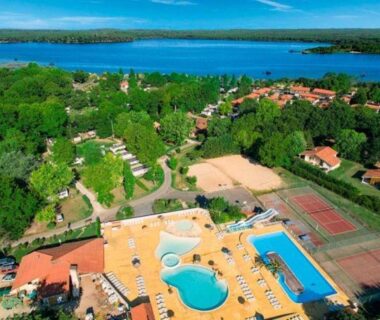 Piscine du camping et lac en arrière plan au Mobil-Home climatisé 6p Lac de Mimizan-Aureilhan Rivages des Landes 4 étoiles