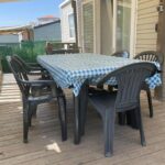 Terrasse extérieure avec table et chaises du Mobil-Home climatisé de 40m2 à 800m de la plage
