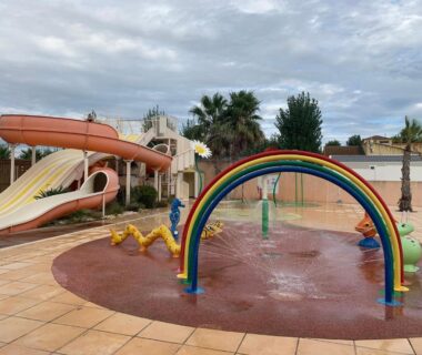 Aire de jeux aquatique avec toboggans et arche colorée au Mobil-Home climatisé de 40m2 à 800m de la plage