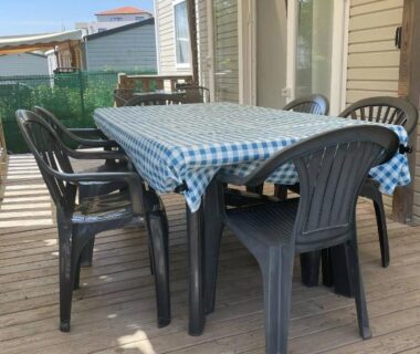 Terrasse extérieure avec table et chaises du Mobil-Home climatisé de 40m2 à 800m de la plage