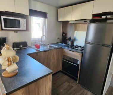 Cuisine équipée dans le mobil-home climatisé de 40m2 à 800m de la plage
