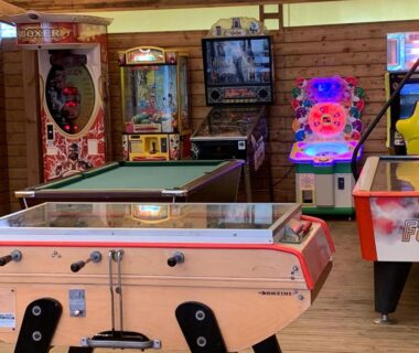 Salle de jeux avec baby-foot billard et bornes d'arcade dans le mobil-home climatisé de 40m2 à 800m de la plage