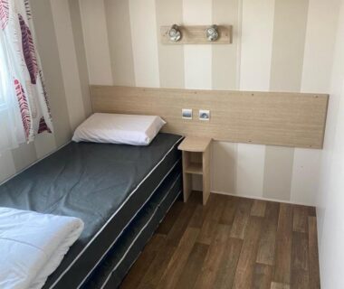 Chambre avec lit simple et rangements dans le mobil home Le Montourey