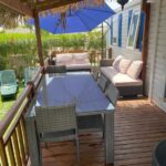Terrasse en bois avec table chaises et salon extérieur du Mobil Home au camping le Montourey